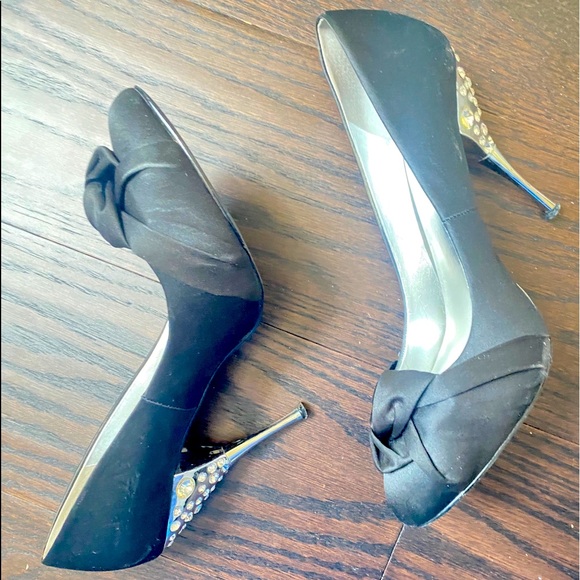 Black satin pumps - Picture 1 of 2